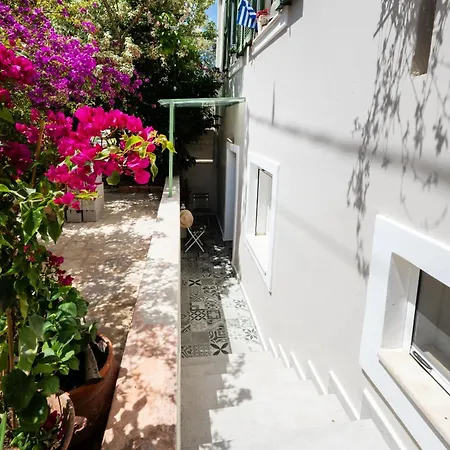Boukamvillia Apartment, Just 500m From Appartamento